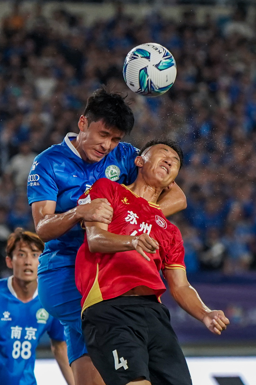 顶级足球赛事吸引大批观众，足球风靡全国