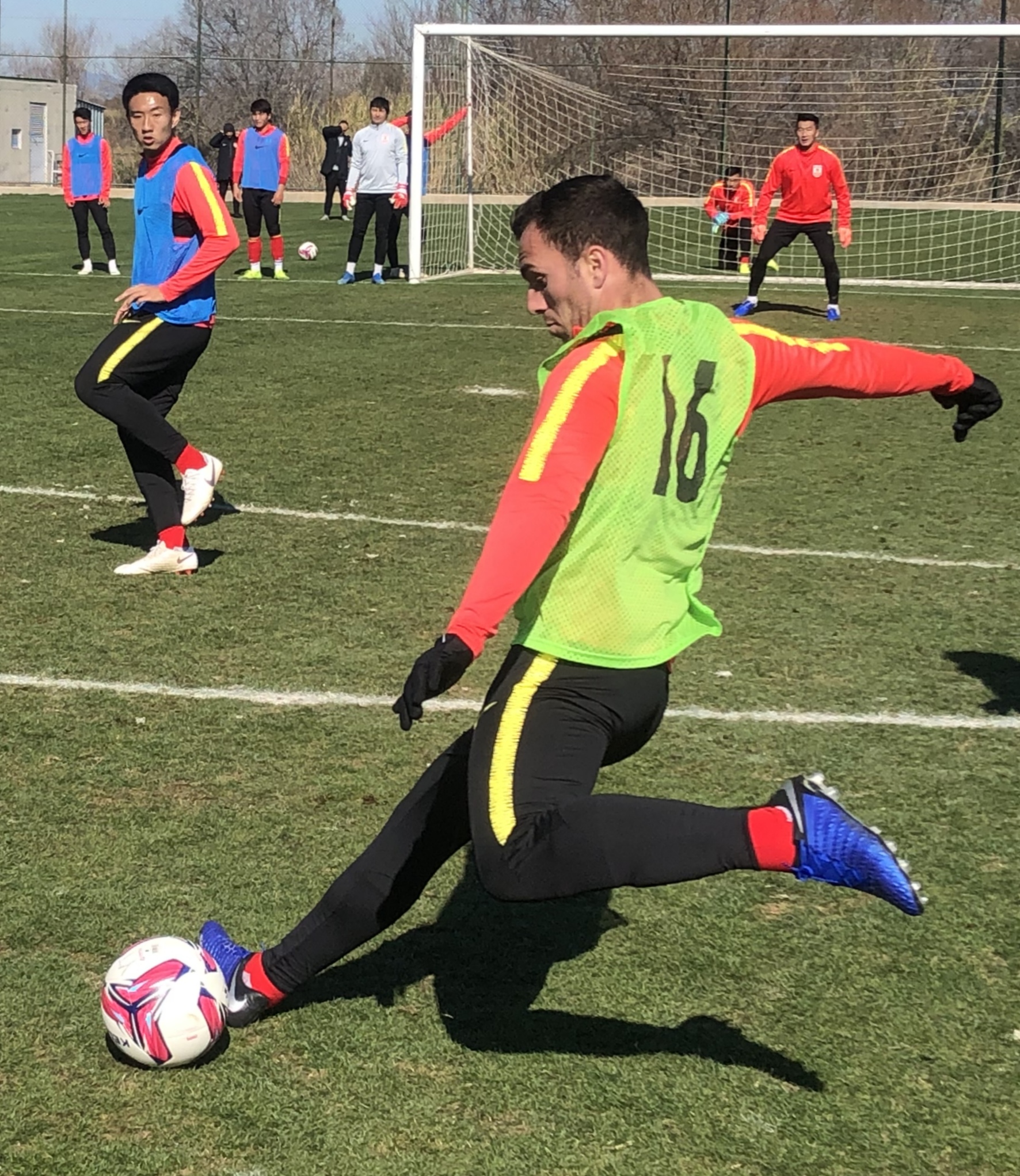 开云APP-农民联盟小胜对手，取得重要三分的简单介绍