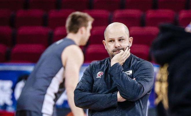 湖南男篮因伤助教出局,球队应对挑战 湖南男篮因伤助教出局,球队应对挑战