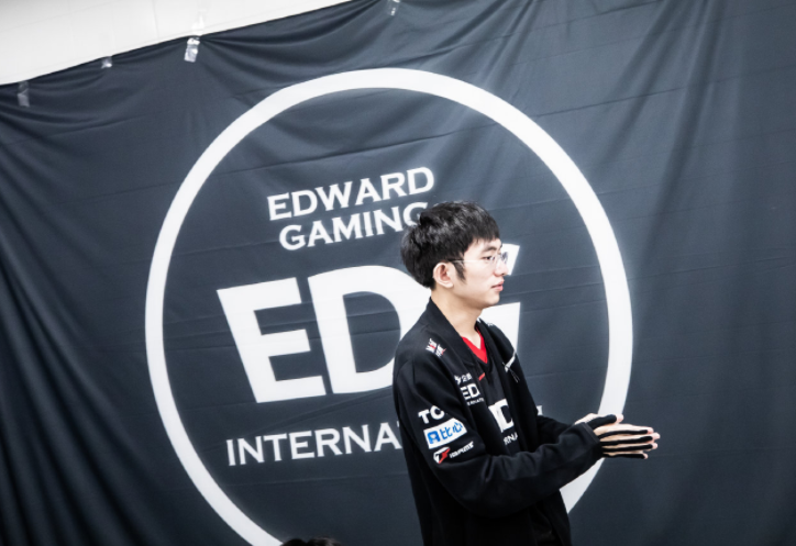 LGD横扫EDG,Jankos拿下关键大龙顶尖较量八强赛,锁定晋级资格 LGD横扫EDG,Jankos拿下关键大龙顶尖较量八强赛,锁定晋级资格