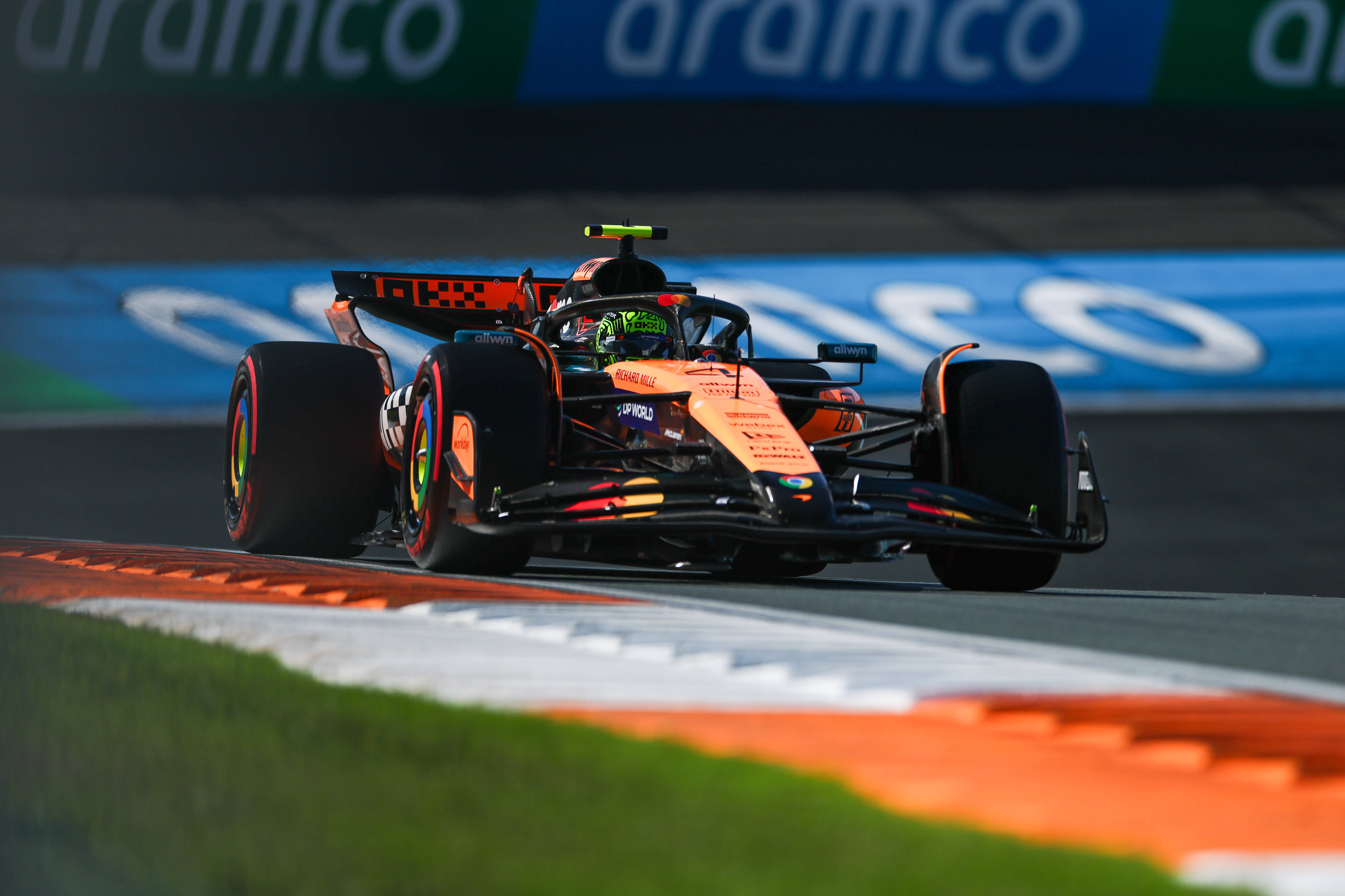 开云体育官网-梅赛德斯翻盘红牛车队，皮亚斯特里状态火热的简单介绍