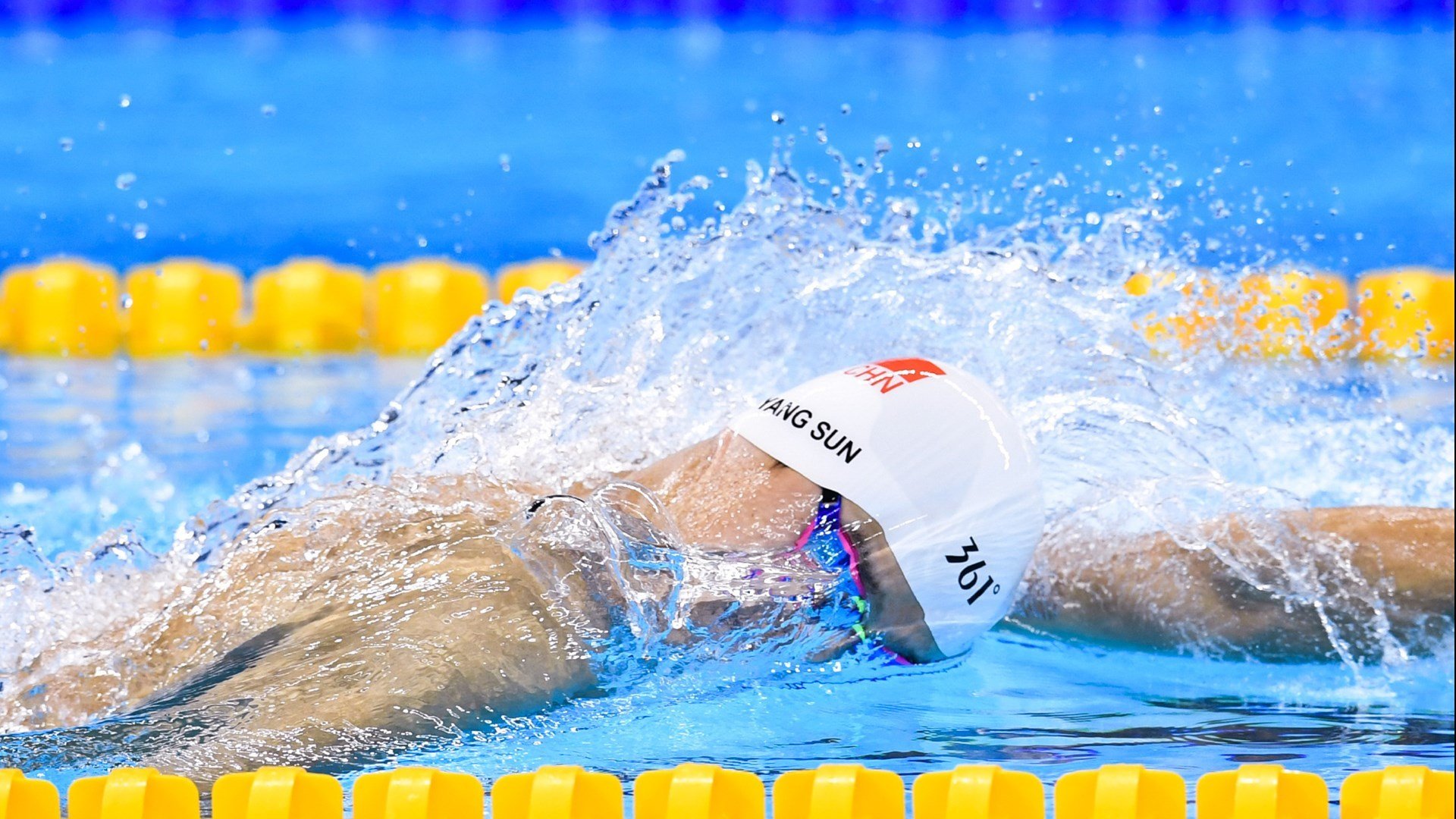 东方铁蹄踏碎布鲁克林，当切特·霍姆格伦的梦幻舞步踏过辽宁的午夜